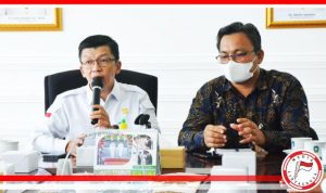 Kepala Dinas Kominfo Kepri Hasan dan Ketua KPID Kepri Henky Mohari menggelar rapat koordinasi di Kantor Diskominfo Kepri, Gedung B2 Perkantoran Provinsi Kepri, Dompak, Tanjungpinang, Rabu (16/03/2022).